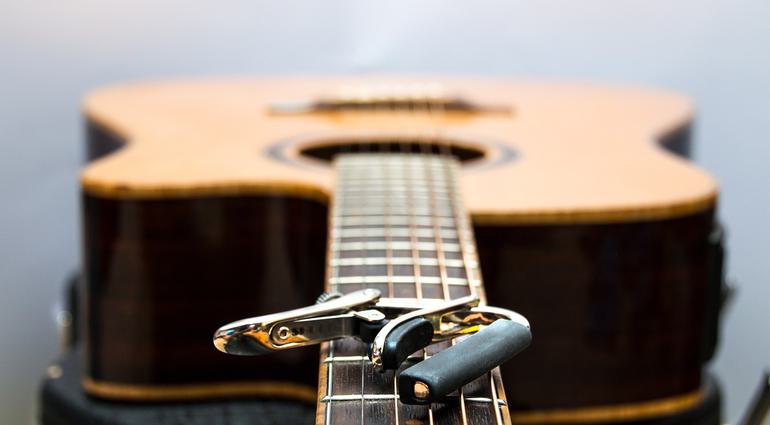 guitarra con cejilla